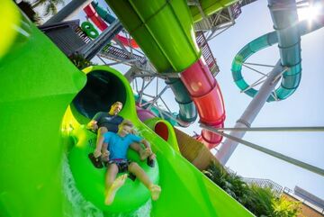 USA: New “Riptide Race“ Dueling Pipeline Slide Opened at Aquatica Orlando