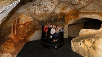 Frankreich: Neue Fahrattraktion „La Restitution de la Grotte Cosquer“ macht Cosquer-Höhle erlebbar