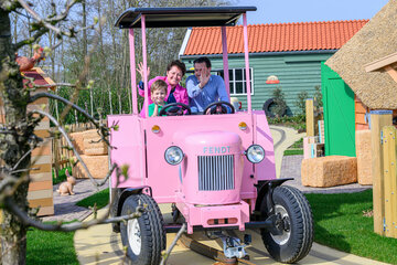Tractor Tour with “Fien & Teun” at Adventure Farm Molenwaard