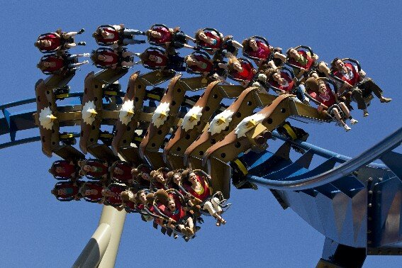 Erster Wing Coaster der USA eröffnete in Dollywood