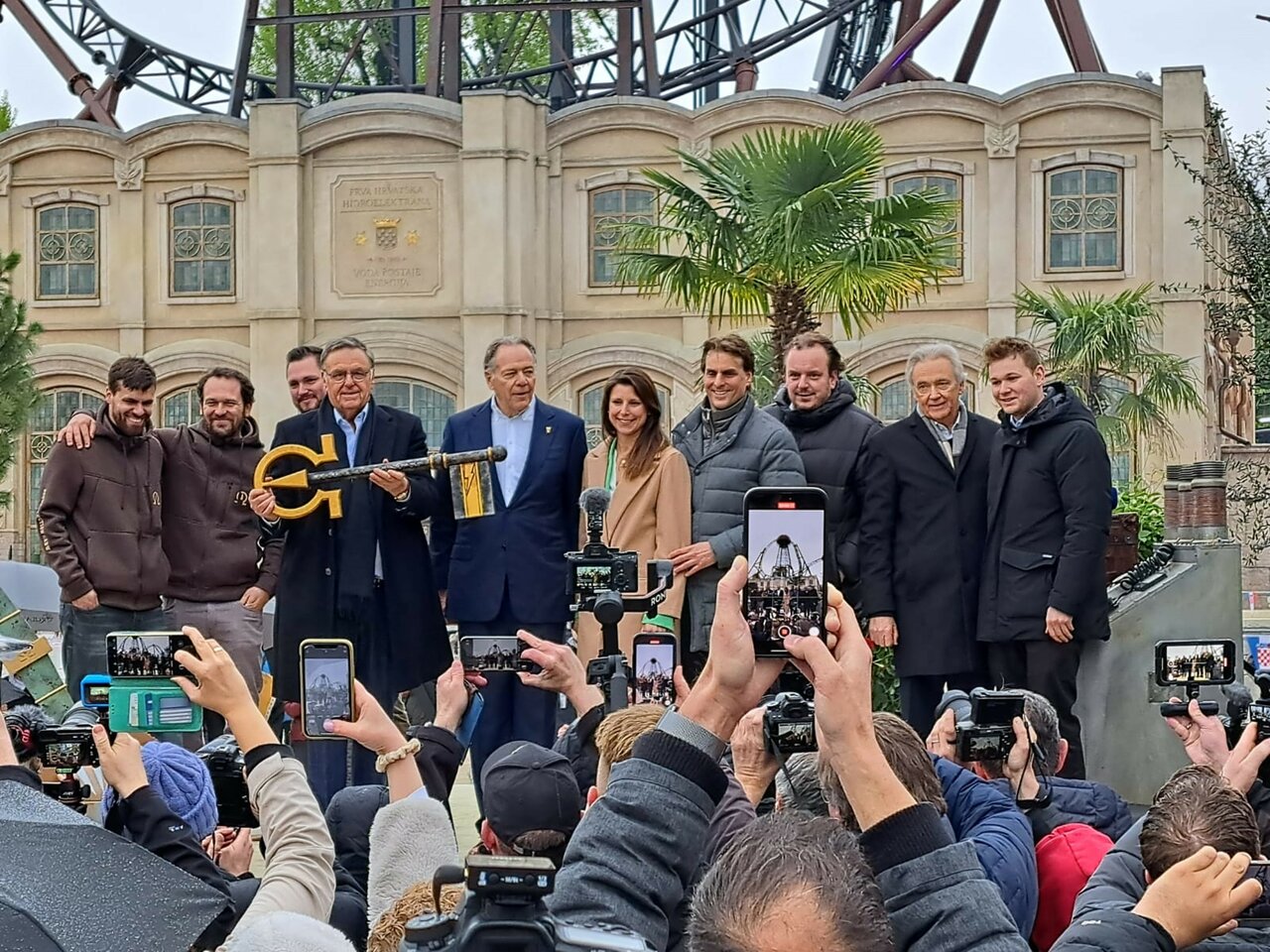 Startschuss für Coaster-Neuheit Voltron im Europa-Park