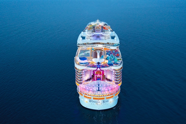 USA: Wonder of the Seas in See gestochen