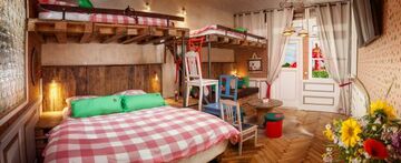 Deutschland: Upcycling-Hotel „Alles Paletti“ begrüßt erste Übernachtungsgäste in Karls Erlebnis-Dorf Rövershagen