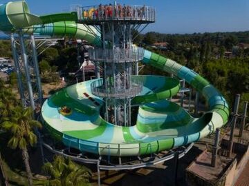 Frankreich: Aqualand Fréjus eröffnet weltweit erste „Storm Racer“-Rutsche