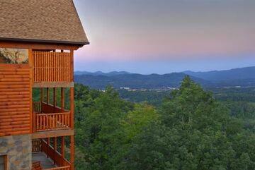 Dollywood Theme Park Goes Back to Regular Business after Extensive Wildfires