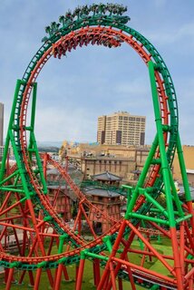 China: Guangzhou Sunac Land eröffnet neuen Dueling Triple Launch-Coaster „Dueling Dragons”