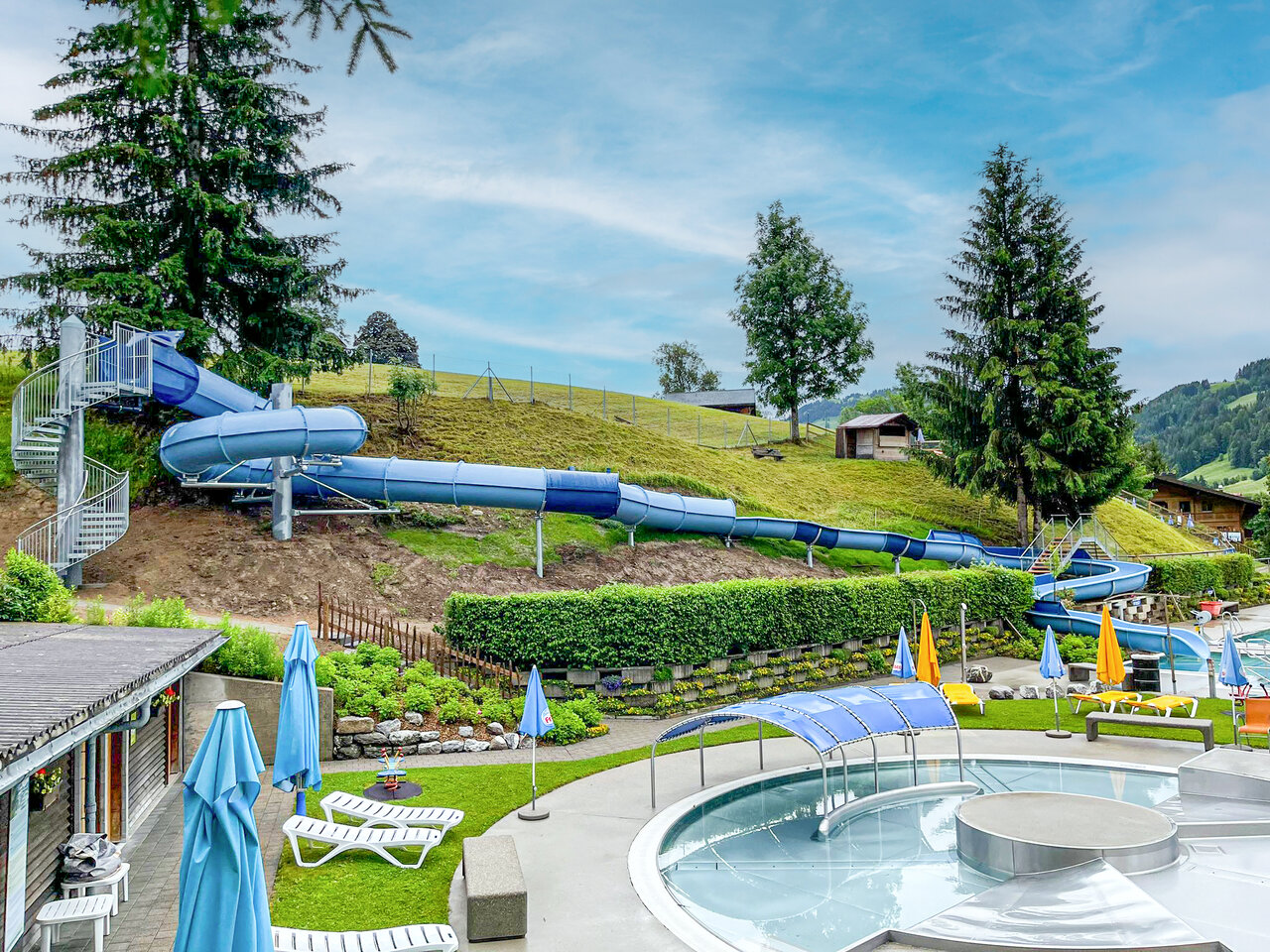 Installation neuer Rutsche mit Helikoptereinsatz im Freibad Saanen