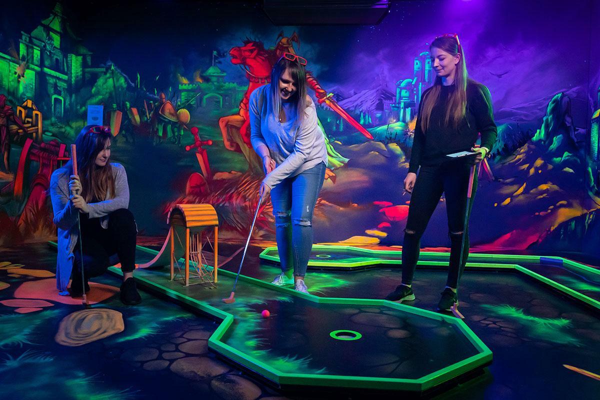 GlowZone: Neue Schwarzlicht-Minigolfanlage in Essen