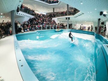 Deutschland: Neue Indoor-Surfanlage „Hasewelle“ in Osnabrücker Modehaus eröffnet