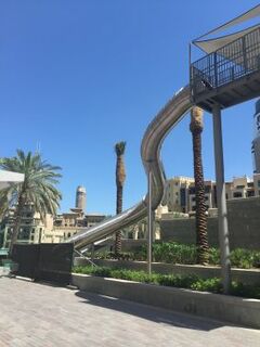 VAE: Neue Rutschattraktion „Downtown Slide“ in Dubai eröffnet