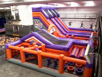 Deutschland: Großer Luftkissen-Parcours erweitert Sommerangebot im JUMP House Köln