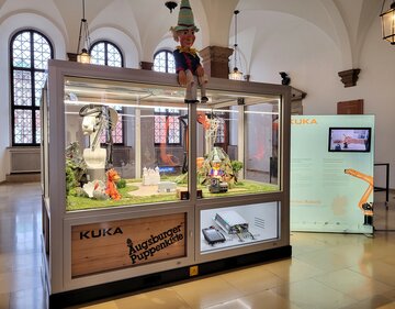 Roboter als Puppenspieler im Augsburger Rathaus 