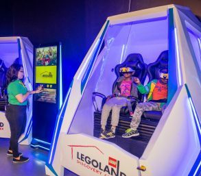 USA: Neue VR-Attraktion „The Great LEGO® Race VR Experience” begeistert Besucher im LEGOLAND® Discovery Center Boston