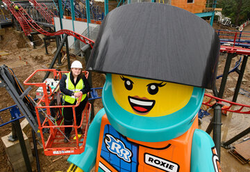 Riesige Lego-Figur schmückt Coaster-Neuheit in Legoland Windsor