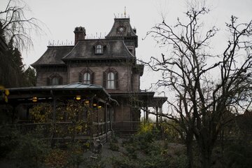 Frankreich: Disneyland Paris feiert Wiedereröffnung der Themenfahrt „Phantom Manor“