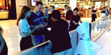 Austria/UAE: Robots Work as Sales Agents at Dubai Aquarium & Underwater Zoo