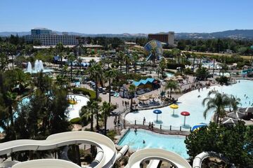 USA: Six Flags Welcomes Back Waterworld California