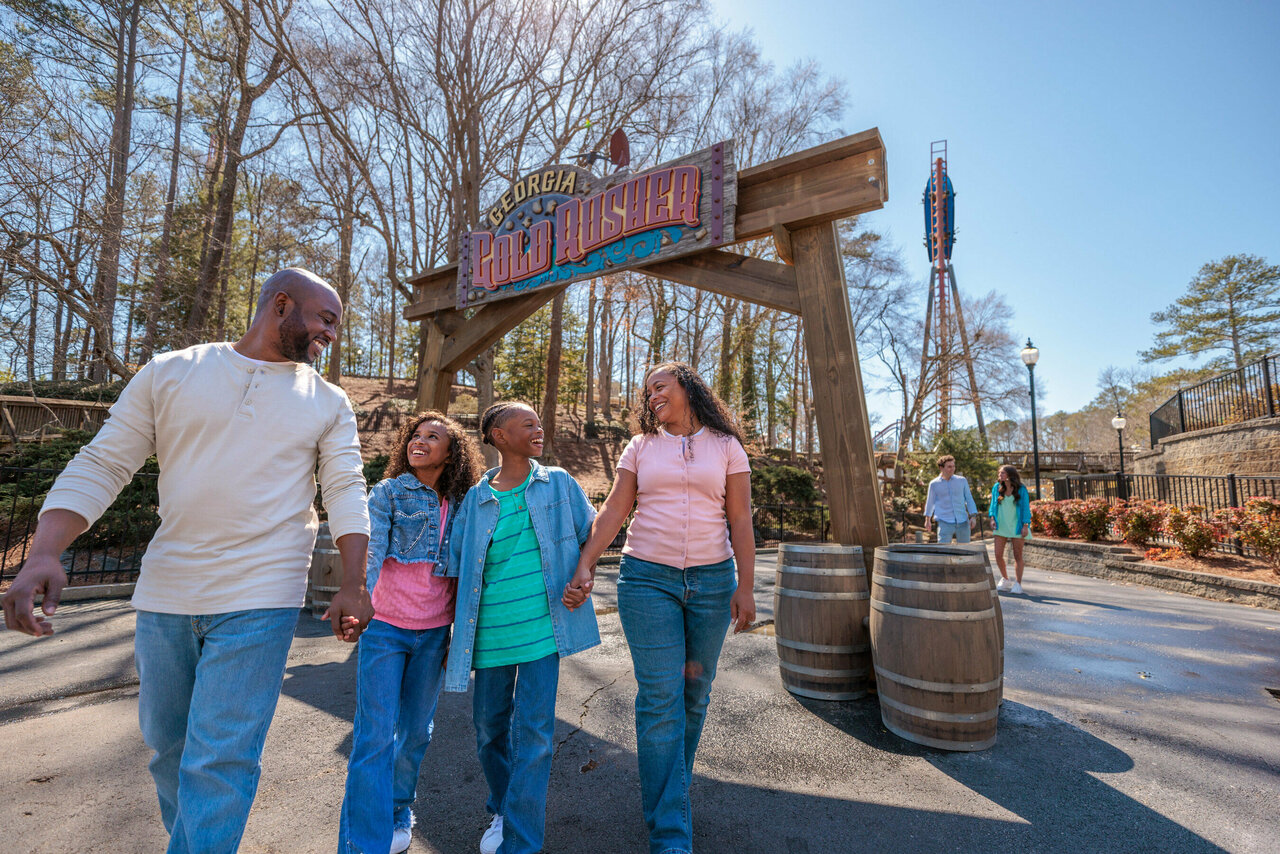Six Flags Over Georgia feiert Eröffnung von „Georgia Gold Rusher“