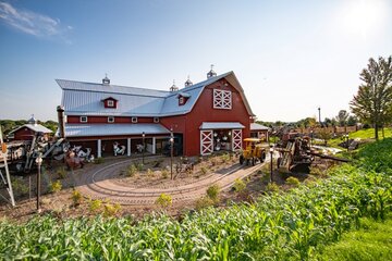 USA: New “Tractor Town“ Attraction Opened at Bengtson Pumpkin Farm 