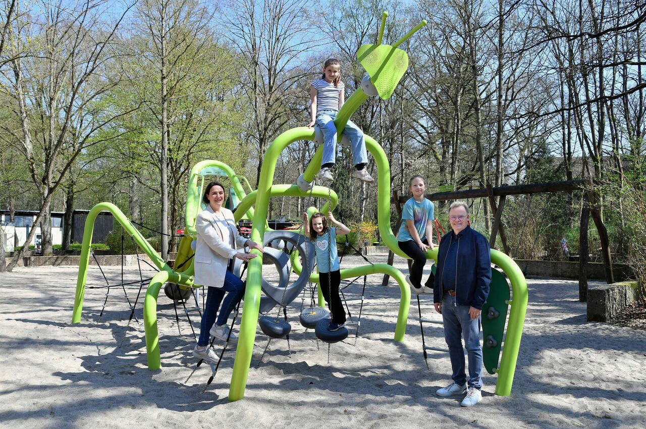 Praying Mantis with A Slide – New Themed Play Structure at Rostock Zoo