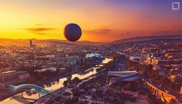 Georgien: Französischer Fesselballon fliegt über Tiflis 
