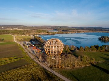 Deutschland: Große begehbare Erlebnisholzkugel am Steinberger See eröffnet