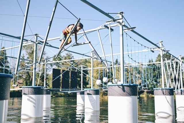 Deutschland: Seepark Ternsche mit neuer schwimmender Kletterpark-Konstruktion